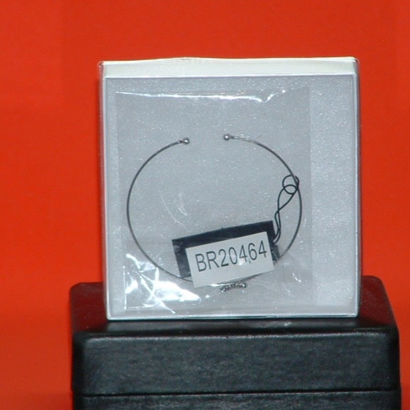 Women’s Dianne Katzman Thin Heart Bracelet - Picture 5 of 5